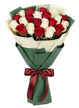 Букет Микс из красных и белых роз в Карабаново