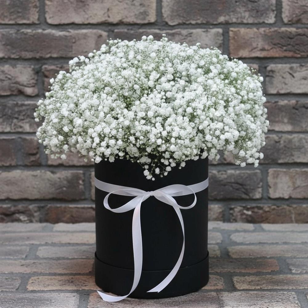 Цветочная композиция из Гипсофила в шляпной коробке в Карабаново