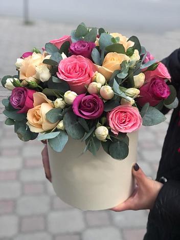 Цветочная композиция из Розы в шляпной коробке в Карабаново