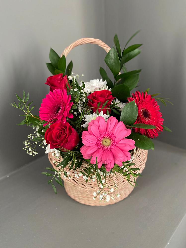 Цветочная композиция из Розы, Хризантемы и Герберы в корзине в Карабаново